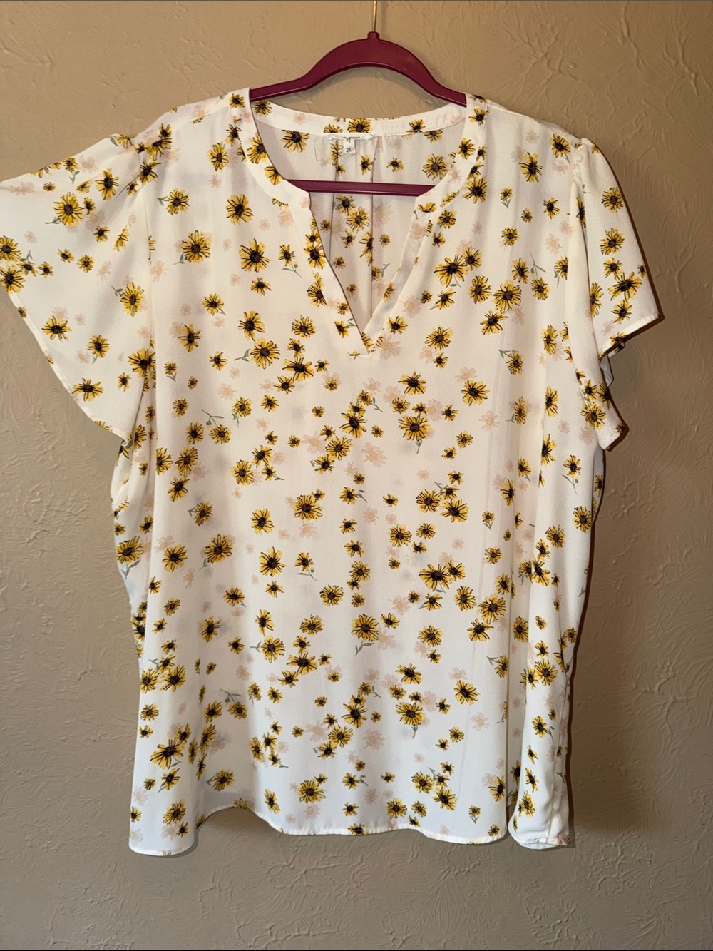Maurice’s plus 2x White Sunflower Print V-Neck Top